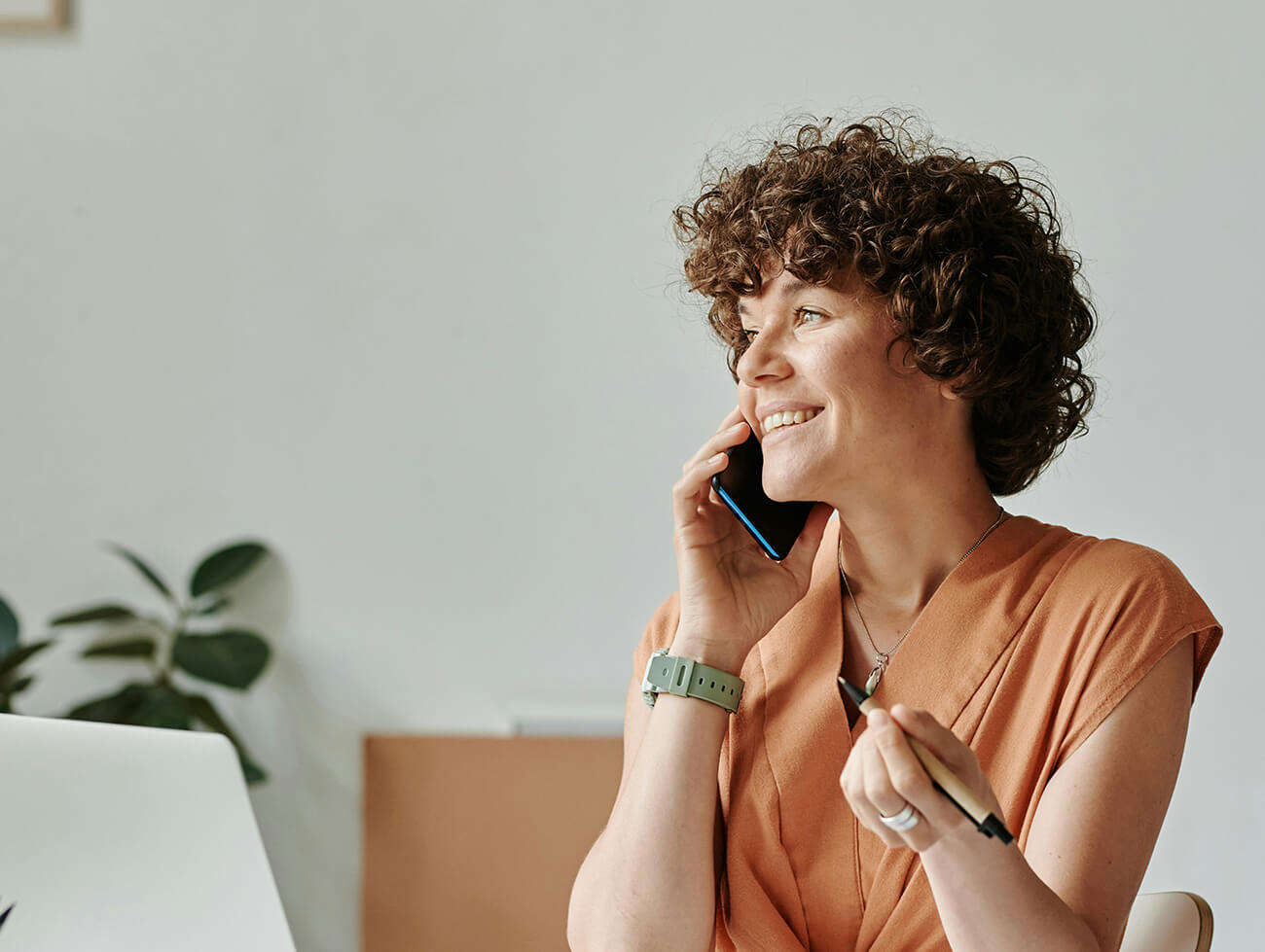 A lady speaking on the phone.